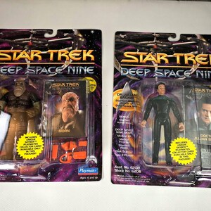以下が含まれることがあります： スター・トレック：ディープ・スペース・ナインのアクションフィギュア2体。1体は白い布を持つ茶色のエイリアン、もう1体は黒い制服を着たジュリアン・バシール博士。各パッケージにはコレクターカードが含まれています。