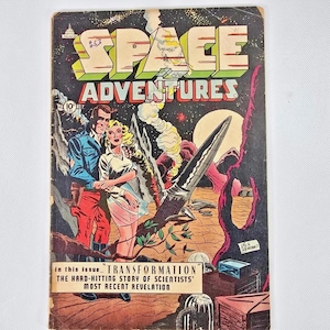 Puede incluir: Portada de cómic vintage "SPACE ADVENTURES". La ilustración muestra una pareja, un cohete y un paisaje lunar. El texto incluye "TRANSFORMATION" y "THE HARD-HITTING STORY OF SCIENTISTS' MOST RECENT REVELATION."
