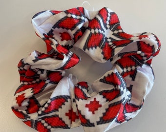 Red Tatreez print scrunchies