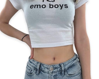 Könnte beinhalten: Weißes, bauchfreies T-Shirt mit schwarzem Text, der "i <3 emo boys" lautet.