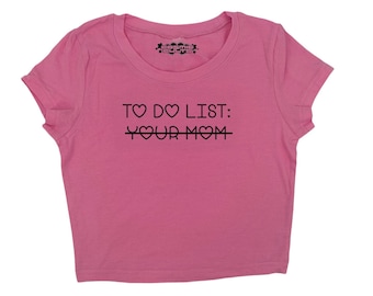 Könnte beinhalten: Rosafarbenes, bauchfreies T-Shirt mit dem Aufdruck "TO DO LIST: YOUR MOM" in Schwarz.