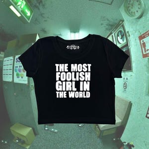 Y2K Crop Top: Das dümmste Mädchen-Grafik-T-Shirt