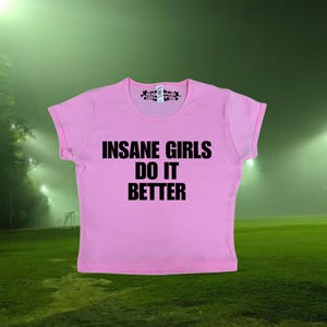 Verrückte Mädchen machen es besser | Grafik Top | Y2K T-Shirt | Geschenk für Freundin | Y2K Crop-Top | Individuelles Geschenk | Benutzerdefinierte Y2K | Benutzerdefinierte Baby lustige Tee