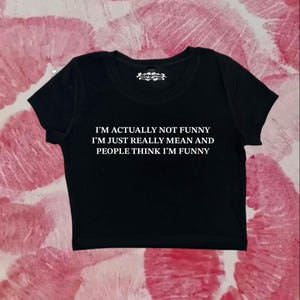 Ich bin eigentlich nicht lustig, ich bin nur wirklich gemein, und die Leute denken ... Kokette Kleidung, Kokette Top, Y2K Baby Tee, lustiges Geschenk, Y2K Crop Top Shirt