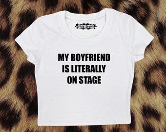 My Boyfriend Is Letterly On Stage Kleding, coquette-top, Y2k-babyshirt, grappig cadeau, Y2K crop-topshirt