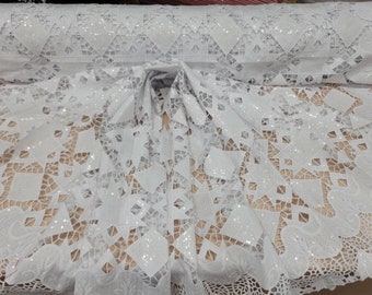 Tessuto in pizzo guipure bianco: ricamo floreale geometrico, paillettes trasparenti