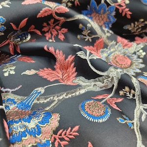 Tessuto broccato floreale: fiori corallo su jacquard nero - 58&quot; di larghezza