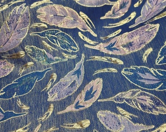 Tessuto broccato blu reale con piume metalliche dorate - 57 pollici di larghezza