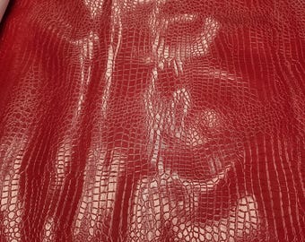 Tessuto in vinile effetto coccodrillo testurizzato, larghezza 145 cm (57 pollici). Tessuto con stampa animalier rossa, venduto tagliato su misura.