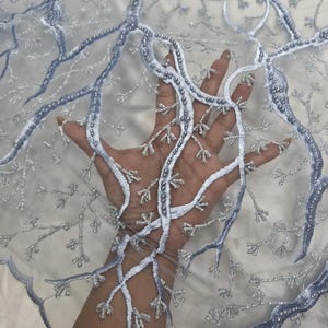 Gebloemde kantstof met kralen en blauwe borduursels - Op maat gesneden verkocht voor jurk