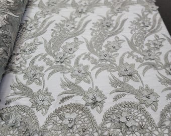 Vestido de novia de noche con encaje plateado y flores 3D bordadas con perlas sobre tela de malla. Se vende cortado a medida.