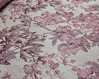 Tessuto broccato rosa con stampa floreale metallizzata, larghezza 145 cm, venduto tagliato su misura, ideale per rivestimenti di abiti.