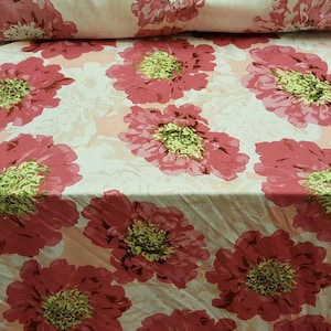 Challis van rayon met bloemen: stoffige roze bloemen op gebroken wit - vloeiende jurkstof