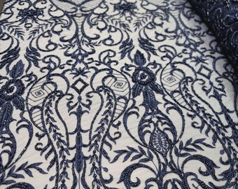 Tessuto in pizzo con perline blu navy: ricamo damascato geometrico, bordo smerlato