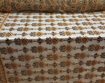 Tessuto in pizzo arancione, paillettes ricamate in oro e nero, motivo geometrico, pizzo sari - tagliato su misura