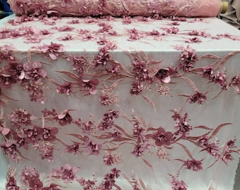 Puede incluir: Tela de encaje floral rosa con flores 3D. La tela tiene una textura delicada y transparente, ideal para añadir un toque de elegancia a cualquier proyecto.