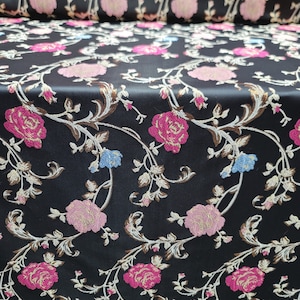 Tessuto broccato floreale: fiori rosa fucsia su nero - 58 pollici di larghezza