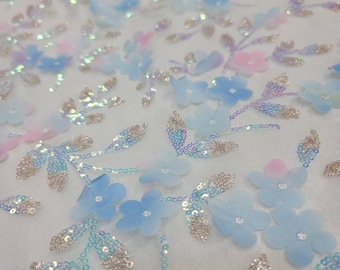 Stoff Verkauft lose Lager Himmel Blau Spitze 3D Blumen Blumen Rosa Schillernde Stickerei Pailletten Auf Mesh-Abschlussball Abendkleid Braut Quinceamaßa Kleid