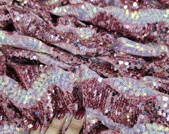 Tessuto in velluto con paillettes rosa antico: materiale elasticizzato iridescente