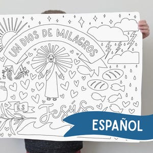 Peut inclure: Affiche en noir et blanc avec l'inscription "UN DIOS DE MILAGROS" et "JESÚS" en espagnol. L'illustration comprend un soleil, des nuages, des cœurs, des poissons, du pain et une figure aux bras tendus. Une bannière bleue indique "ESPAÑOL".