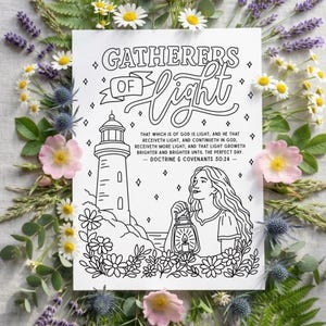 Peut inclure: Impression en noir et blanc avec l'inscription « Gatherers of Light » et une citation de Doctrine & Covenants 50:24. L'illustration représente un phare, une femme tenant une lanterne et des éléments floraux. L'impression est entourée d'une bordure de fleurs et de verdure.
