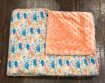Gocce di pioggia sulla coperta per neonati color corallo