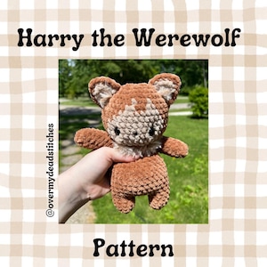Puede incluir: Un juguete de peluche de hombre lobo de crochet marrón con una cara beige y ojos negros. El juguete está siendo sostenido por una mano. El texto "Harry the Werewolf Pattern" está en la parte superior de la imagen.