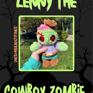 Könnte beinhalten: Handgemachte Cowboy-Zombie-Puppe aus Häkelarbeit. Die Puppe hat ein grünes Gesicht mit roten Augen, einen rosa-braunen Hut und ein lila Hemd. Der Text "LENNY THE" und "COWBOY ZOMBIE" ist grün dargestellt.