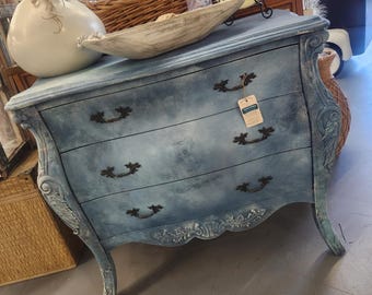 VENDIDO ****Baúl francés Bombe, azul grisáceo, pintado con pintura a la tiza en capas, tallado, ornamentado, pieza vintage restaurada.