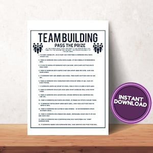 Op de afbeelding: Een wit papier met de tekst "Team Building Pass the Prize" in marineblauw. Het papier heeft een lijst met instructies en een paarse "Instant Download" sticker. Het papier ligt op een houten oppervlak.