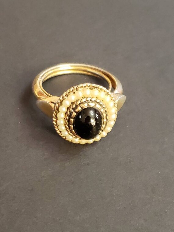 Vintage 1973 Avon Black Cabochon gold-tone ring, B