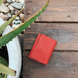 Cartera de cuero roja pequeña personalizada para mujer, cartera de cuero roja con grabado pequeño para hombre, cartera de cuero roja pequeña personalizada, regalo del 3er aniversario