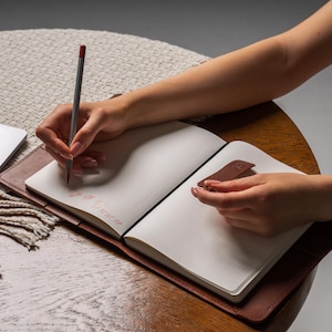 Diario in pelle ricaricabile - Carta a righe/puntinata, incisione personalizzata, regalo perfetto per scrittori, taccuino del viaggiatore, taccuino personalizzato