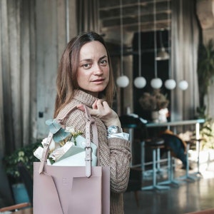Fancy Woman Porcelain Rose, Luxury-Looking Shoulder Bag, Light Pink Lunch Bag image 10