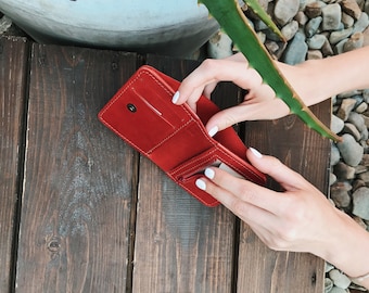 Cartera de piel roja grabada: pequeña cartera personalizada para mujer