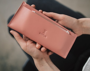 Bonita cartera de piel para mujer, con sobre personalizado en color rosa