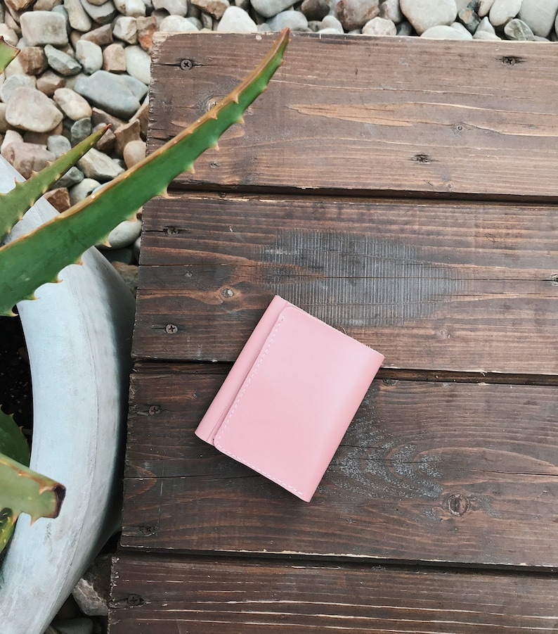 Cartera pequeña de cuero rosa personalizada para mujer, cartera pequeña de cuero rosa grabada, cartera de bolsillo de cuero rosa para mujer, regalo de aniversario de cuero imagen 2
