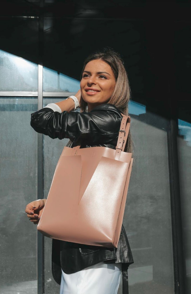 Fancy Woman Porcelain Rose, Luxury-Looking Shoulder Bag, Light Pink Lunch Bag image 1