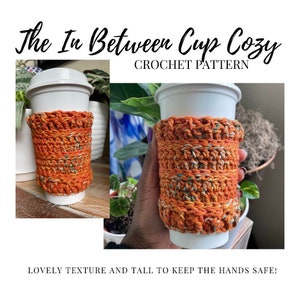 Könnte beinhalten: Eine gehäkelte Becher-Cozy in Orange und Grün mit einem strukturierten Muster. Die Cozy ist hoch und passt auf einen Becher in Standardgröße. Der Text "The In Between Cup Cozy" und "CROCHET PATTERN" ist oben im Bild sichtbar.