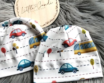 Gorro para primavera, jersey suave, coches en la carretera