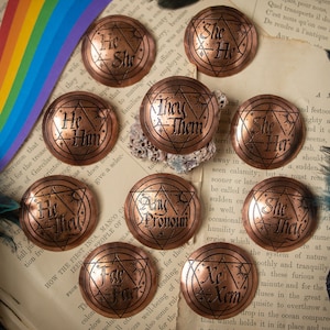 Épingle de pronom en cuivre, fabriquée sur commande - LGBTQIA+ - Pronoms - Sexe - Identité - Arc-en-ciel - Non binaire - Non conformiste - Queer - Fierté