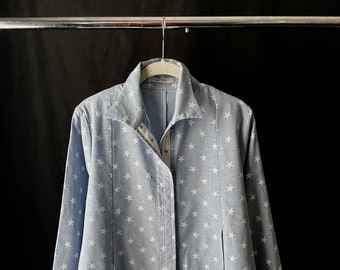 Vitamin jacket in blu chambray star print cotton, fit and flare jacket with in-seam pockets, travel and leisure jacket with snap closure