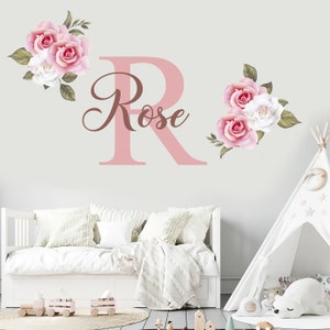 Calcomanía de pared personalizada con inicial de nombre y rosas - WM131. Mural decorativo extraíble para niñas. Pegatina de flores para niñas.