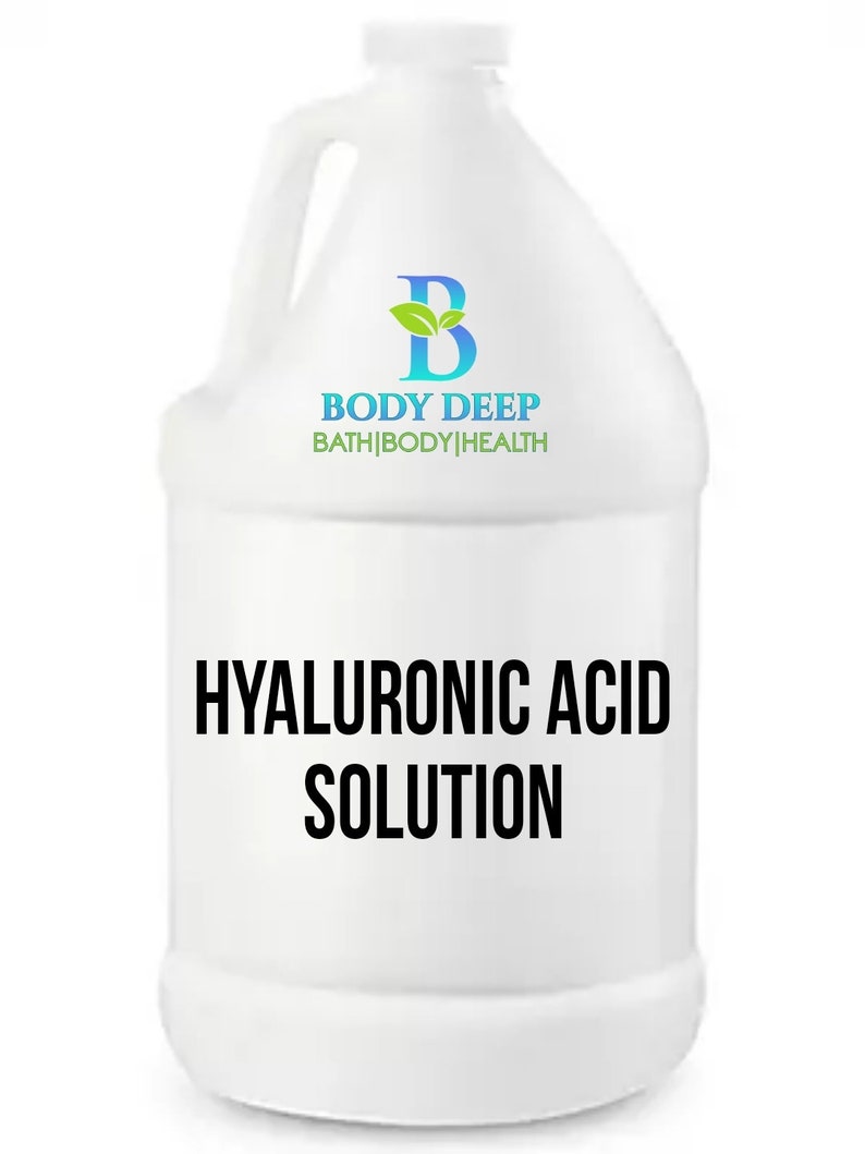 Op de afbeelding: Een witte plastic kan met een blauw en groen logo met de tekst "Body Deep Bath|Body|Health" en de tekst "Hyaluronic Acid Solution".