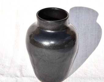 Vase en grès artisanal, noir (gris anthracite), émaillage naturel