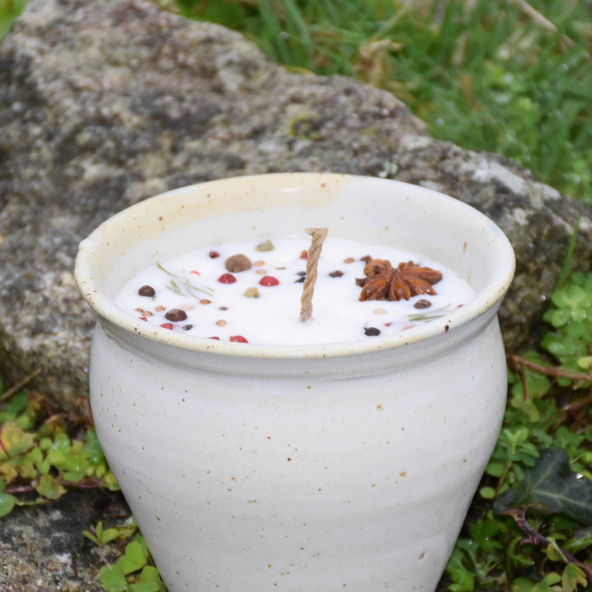 Bougie Artisanale et Décorative, 100% Naturelle Dans Son Pot en Grès Tourné Main.