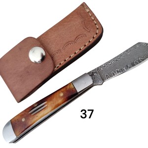 37."Couteau Pliant Artisanal - Lame Damas, Plaquettes en Os Cerfé, Étui Cuir Porte-Ceinture"