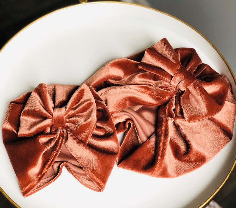 Puede incluir: Dos diademas de terciopelo marr&oacute;n con lazos. Las diademas est&aacute;n hechas de una tela suave y lujosa y son perfectas para agregar un toque de elegancia a cualquier atuendo.