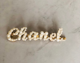 Cursive Name Wooden Letter Hair Clip, Alphabetical Pearl Hairpin, Faux Pearl Word Barrette, Gold Metal Headpiece, Handmade, Gift for Her