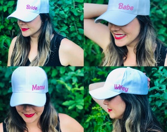 Gorra de béisbol ajustable blanca con letras inspiradas en Bright Pink Barbie. 4 estilos: Novia, Mamá, Bebé y Esposa